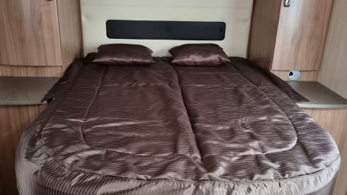 Fully equipped neat Pilote camper semi-integrated