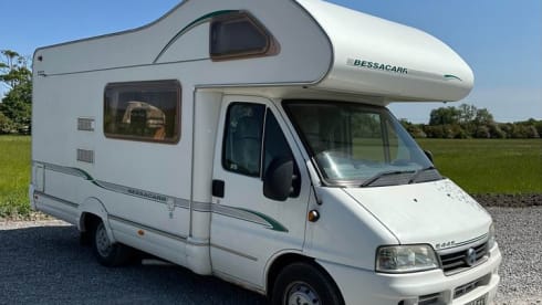 Avonturen met Bessie - een comfortabele, goed uitgeruste camper met 4 slaapplaatsen