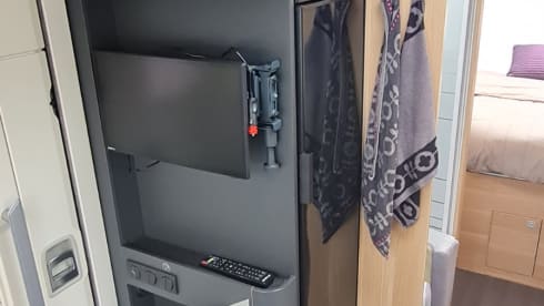 670dc – Very luxurious camper with free-standing bed and plenty of seating space