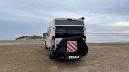 QPO "Zo wijd de wereld strekt"        " – Reliable and well-maintained bus camper.