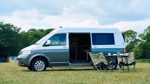 Mellow Yellow – Luxe VW T5 Camper met Groot Bed & Luxe Zwart en Geel Interieur