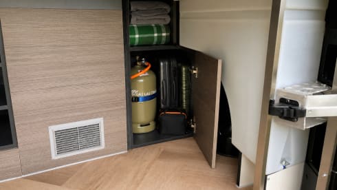 Houseonwheels Black edition – Renault Master campervan 25 novembre 4000 km bagno con doccia/WC riscaldatore ausiliario.