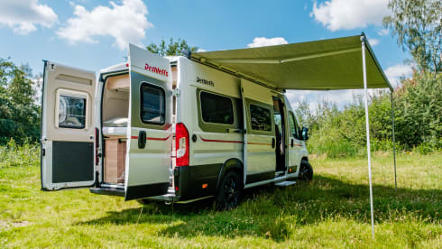 YOURMOMENTS_Vanlife  – Escape to nature with our luxurious off-grid camper bus 