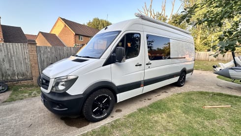 Callie – 5 berth Mercedes-Benz campervan from 2014
