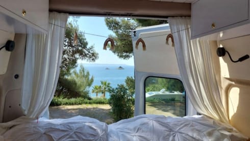 Koos – Large bed for the taller camper - Off-grid Fiat Ducato 