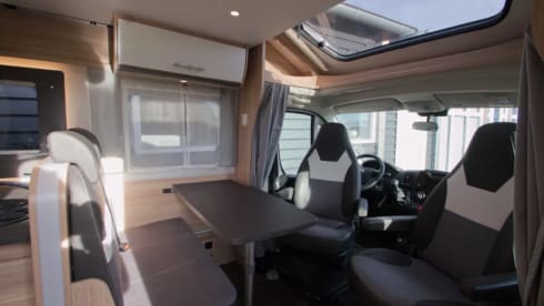 Sunlight T65 – Hele mooie ruime 4 persoons Sunlight camper uit 2022, veel bergruimte.