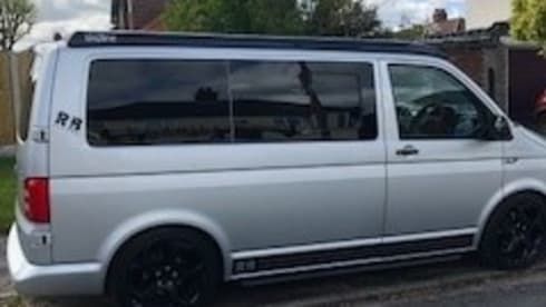 Silberner Volkswagen 2016 T6 Family Campervan mit 4 Schlafplätzen