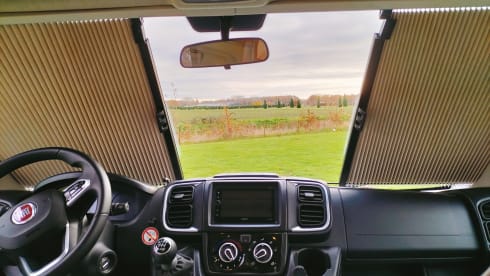 Libby – From 2022!! Good new 4 pers. camper with longitudinal beds and pull-down bed
