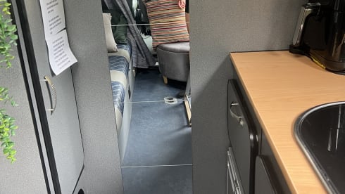Large camper very spacious boot new looking interior fixed comfy bed.  – Autobus Peugeot a 3 posti letto del 2007