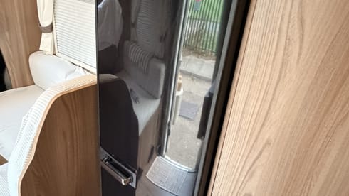 Lusia 🚐 – 4-Berth Bessacarr 424 Automatic Motorhome – 4 berth Fiat semi-integrated from 2018