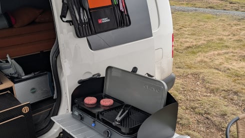 Callie the Caddy – Off-Grid 4x4 van. Insurance included!
