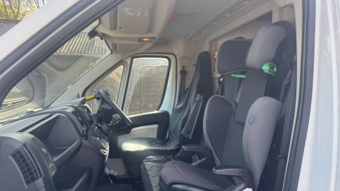 3 berth, 3 seatbelts, fixed bed, has many home comforts – 3 berth Citroën campervan from 2014