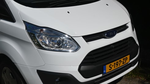 2p 131PK Ford buscamper uit 2017