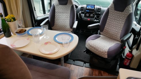 McLouis 5 Menfys Silverline, Sleep / 4 Seats.
