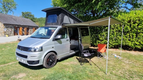 Tommie – 4 person VW, near Airport & major motorways! LWB, PopTop roof + loads more!