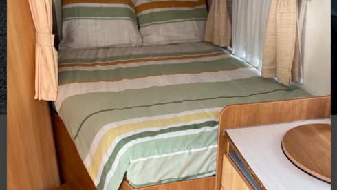Very neat complete Ford Carado 4 persons