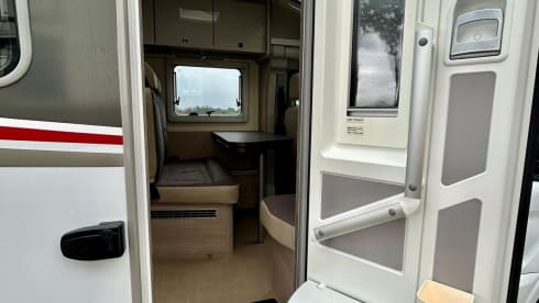 AUTOMATIC 4-seater Ford Bürstner Lineo 2023