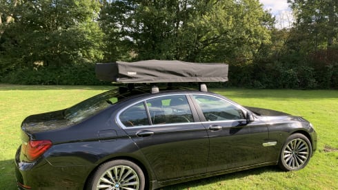 Happy Bimmer Rooftop Tent – Reliable BMW 740d with very large Thule roof tent and complete inventory