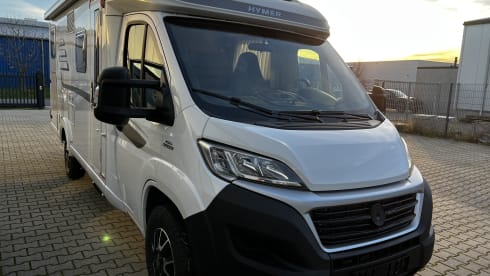 Guusje – Hymer with length beds super luxury camper