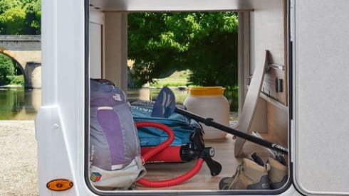 Winding Road – Camper di lusso Pilote P740FGJ del 2026 con 4 posti letto.