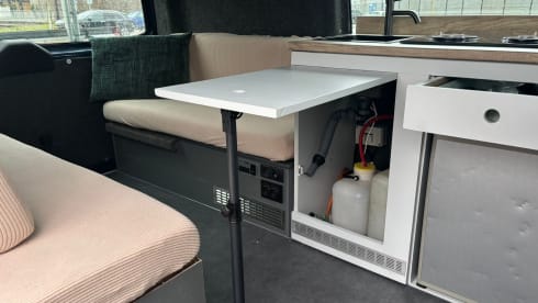 2p Volkswagen campervan uit 2003