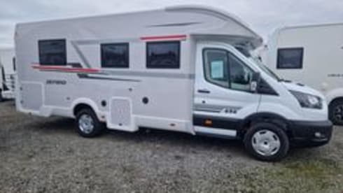 Holly – 2025 Roller Team Zener 696- 5 berth 