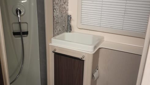 Happy Tour – 6-person Ahorn family camper Alcove 2018 with fixed beds 