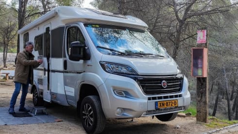 Vakantiemaatje – Adria Compact Plus SL automatic camper semi-internet 2 persons from 2019