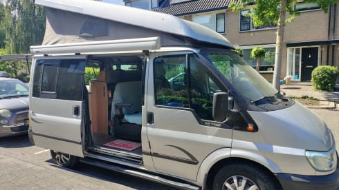 Adventurous Ford Nugget camper van with pop-up roof (4 persons)