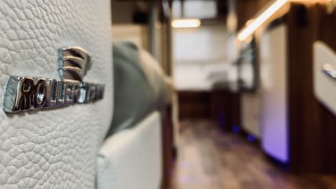VIP 6 berth & 6 seatbelts – WiFi ✅ 2 TV's ✅ Pets ✅ Bikes ✅ Awning ✅ EU Travel ✅