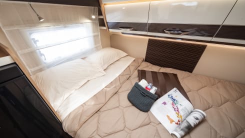 Queen Louise 2 – New luxury 6-person alcove camper