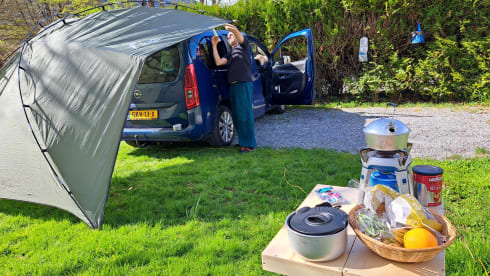 SLOWIE – 2p Sleeping Car on Wheels in an Opel Combo