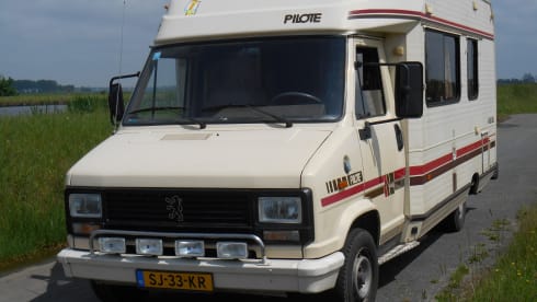 Nostalgic Oldtimer on LPG, 2/4p, fixed bed, roof racks.