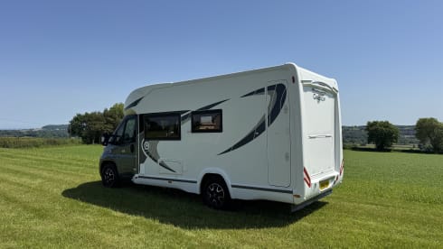 Geräumiges Wohnmobil mit 4 Schlafplätzen – unter 7 m