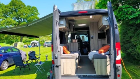 Pippa – 2 berth Peugeot campervan.