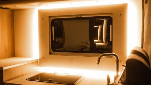 JustCamper  – NEW MY2026 Carado 328 semi-integrated Automatic 2 - 5 pers. 