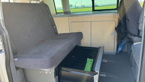 bear hunter – 4p Volkswagen California T5 bus 