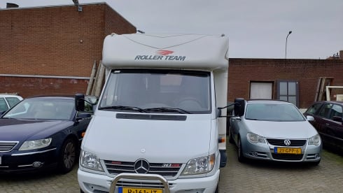 Roller Team – 4 person semi-integrated camper