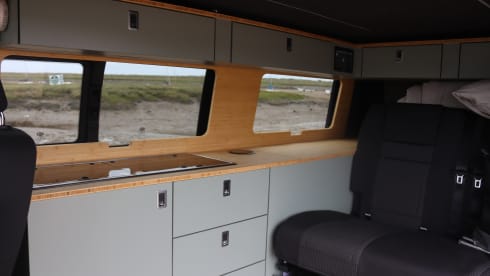 Samphire – 2023 Volkswagen T6.1 Manual