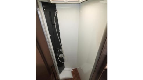 4p Challenger semi-integrated with queen bed