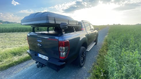 Ford Ranger – Ford Ranger pickup with tow hitch