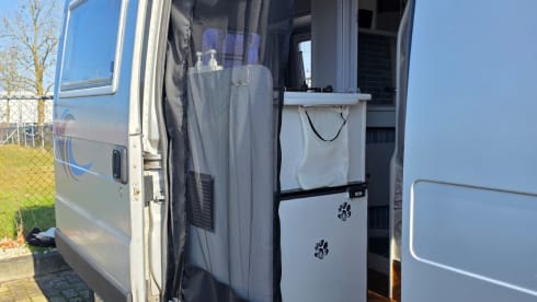 Johnnie – 2p Peugeot bus uit 2002