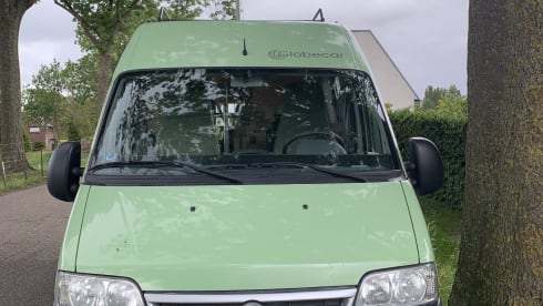 Minty – Minty; Cheerful 2p campervan from 2004, solar panel on the roof!