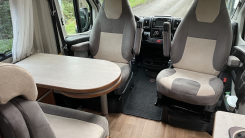 Bus camper Globecar 600L with length beds, for 2 people. Dog allowed.
