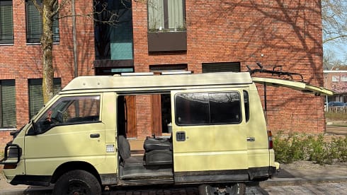 The beast, Mitsubishi L300 uit 1995 – Yellow 4x4 camper van – off-grid adventure & nature office in one!