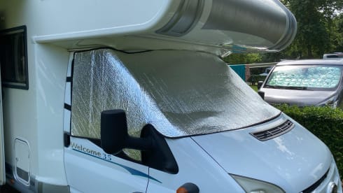 Campie  – Spacious 5p camper with XXL garage 