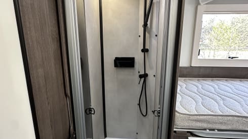 Location de camping-car semi-intégré de luxe Benimar – automatique – 5 places – 2026