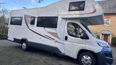 Charlie  –  Charlie Luxurious and modern 5 berth Roller Team