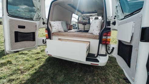 Amari – Escape the ordinary in our cosy, country cottage on wheels!