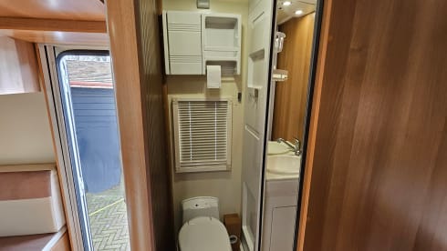 Voyager – impeccable 4p semi-integrated camper from 2017
